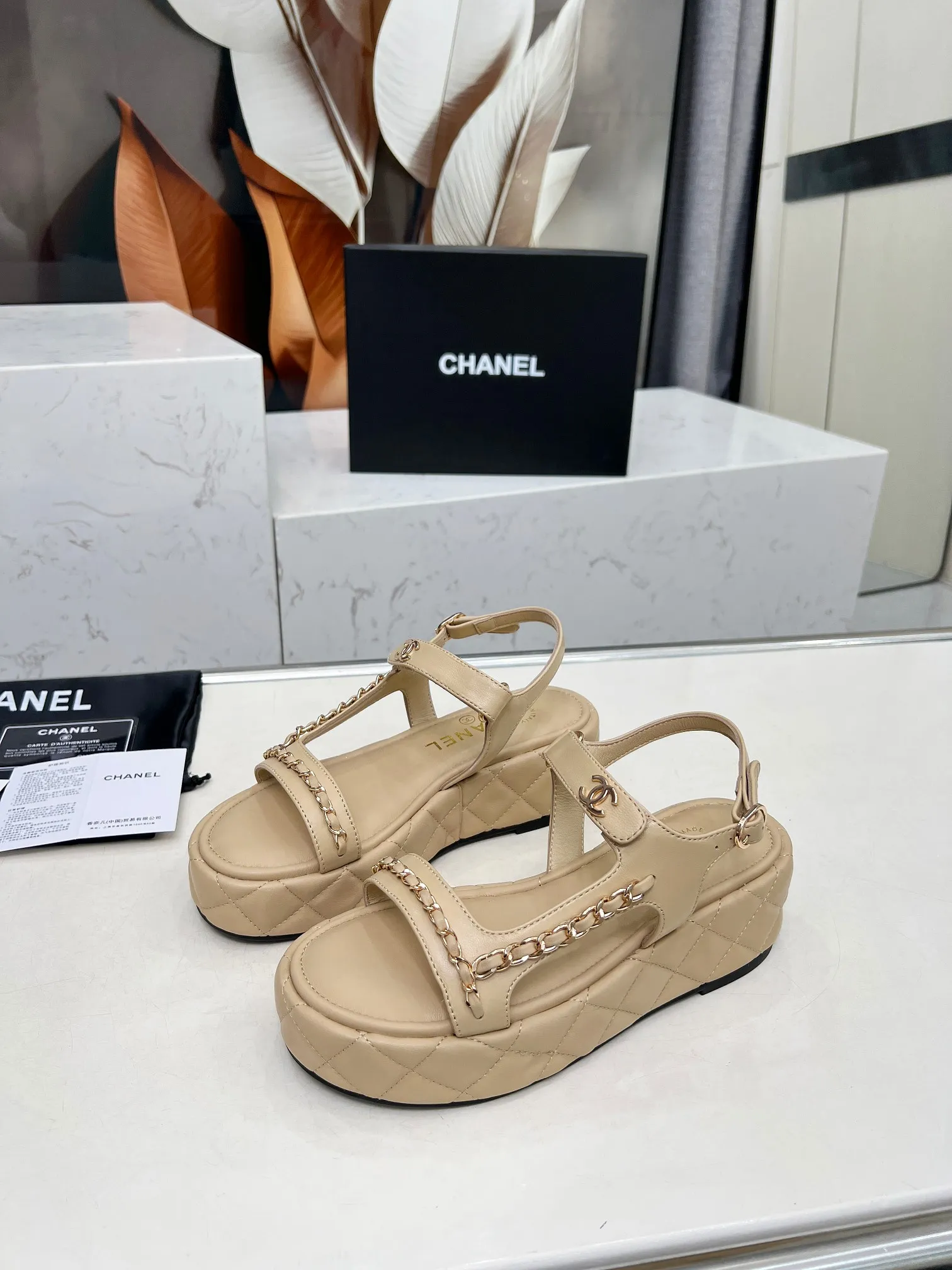 💕💕Factory direct selling price p480💕💕 Top version Chanel Chanel - 2025 spring model, top chain sandals in the counter. This classic design; extraordinary love❤️embraces a variety of color matching elements... The diversified mix and match is very beautiful and versatile, very light on the foot, comfortable, super delicate and elegant, and can be used outdoors... ꫛꫀꪝ Go➫ Material: ❶Upper is made of: Original imported sheepskin ❷Inner lining: Original sheepskin lining ❸Outsole based on: Original molded outsole Counter boutique packaging complete set for women 35–40 (customized for 41) Three colors available (black, white, apricot)